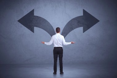 Wal üzerinde okları ararken bir karar alarak iş adamı