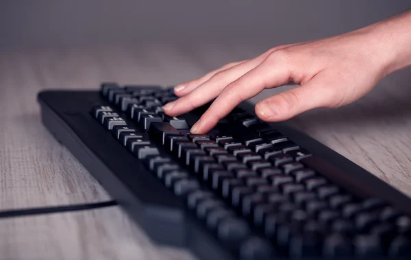 Sluiten van de hand drukken toetsenbord knoppen — Stockfoto
