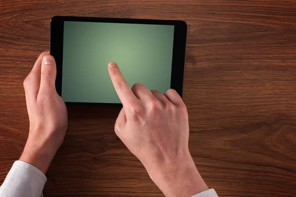 Obchodní ruce držící tabletu — Stock fotografie