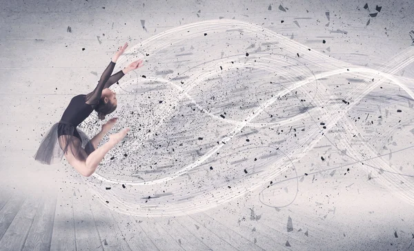 Танцовщица перформанса прыгает с частицей энергетического взрыва — стоковое фото