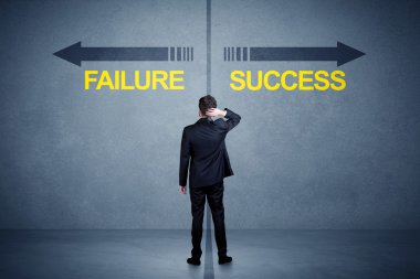 Başarı ve başarısızlık ok conce önünde duran işadamı