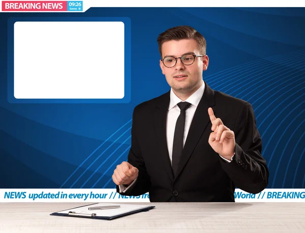 Television reporter telling breaking news at his studio desk wit — Stock Photo, Image