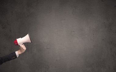 Düz arka plan üzerinde megafon