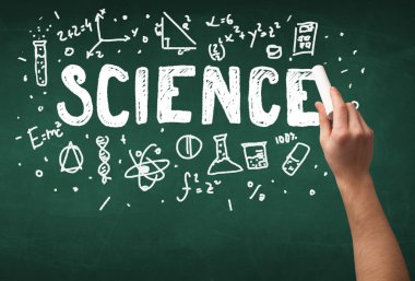 Olgun bilim adamı gemide çizim yapıyor.