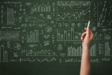 Bir iş adamı tahtaya veri çiziyor