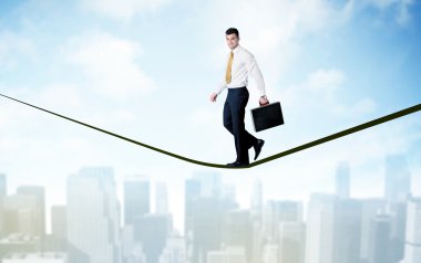 Şehrin yukarısındaki ip üzerinde yürüyen satıcısı