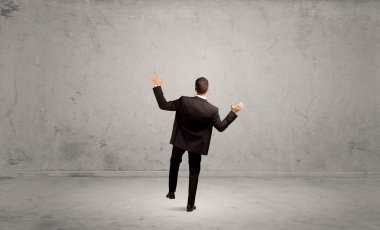 İş adamı boş kentsel alanda kayboldu