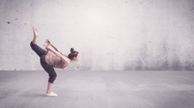 Boş geçmişi olan güzel bir şehir dansçısı.