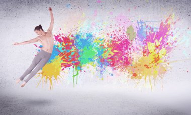 Renkli boyalarla zıplayan modern sokak dansçısı.