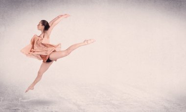 Modern balerin boş arka planla sanat atlayışı yapıyor.