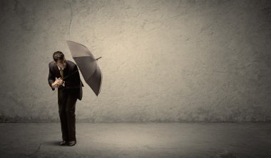 Kopya alan adam ile şemsiye tutan yakışıklı iş adamı