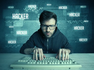 Klavye ve gözlüklü bir bilgisayar korsanı.