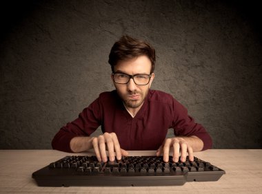 Klavyede bilgisayar ineği daktilosu