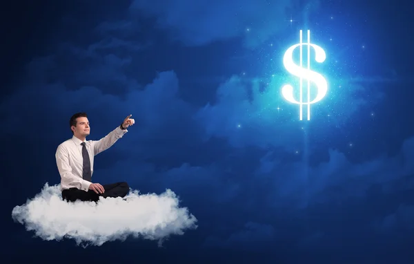 Man zit op een wolk dromen geld — Stockfoto