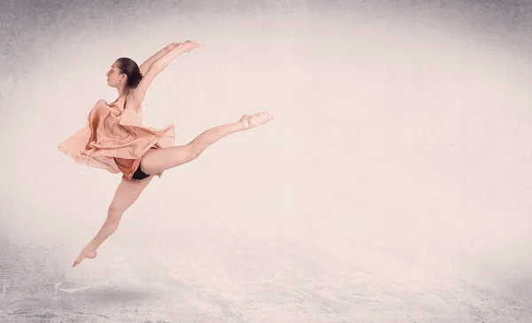 Moderne Balletttänzerin führt Kunstsprung mit leerem Hintergrund auf — Stockfoto