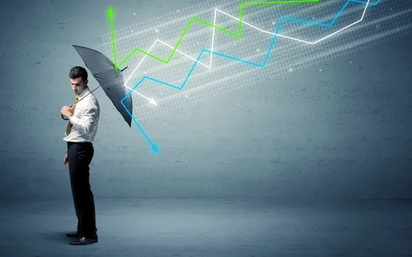 Affärsman med paraply och aktiemarknad pilar koncept — Stockfoto