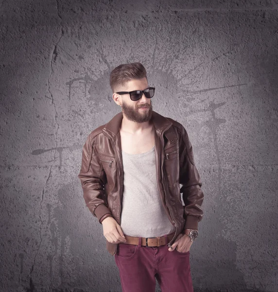Стильний чоловік з бородою і сонцезахисними окулярами — стокове фото
