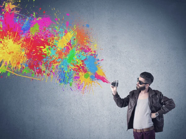 Kamera ve boya sıçratan hippi adam.