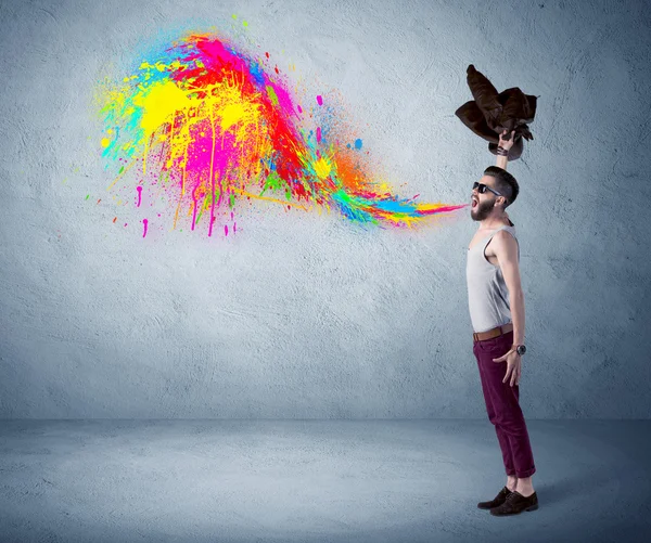 Hipster-Typ schreit bunte Farbe an Wand — Stockfoto