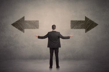 İki gr önünde duran bir karar alarak iş adamı