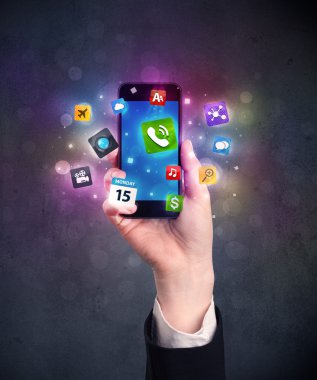 El ele tutuşan akıllı telefon.