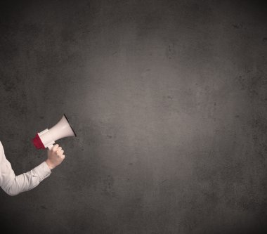 Düz arka plan üzerinde megafon