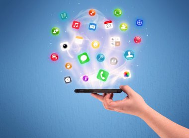Tablet telefon app simgeleri ile tutan el