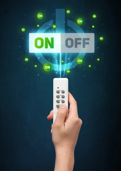 Mano con telecomando e segnali on-off — Foto Stock