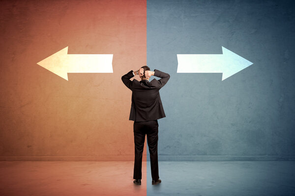 Продавец, стоящий перед двумя стрелами на синей и красной спине
