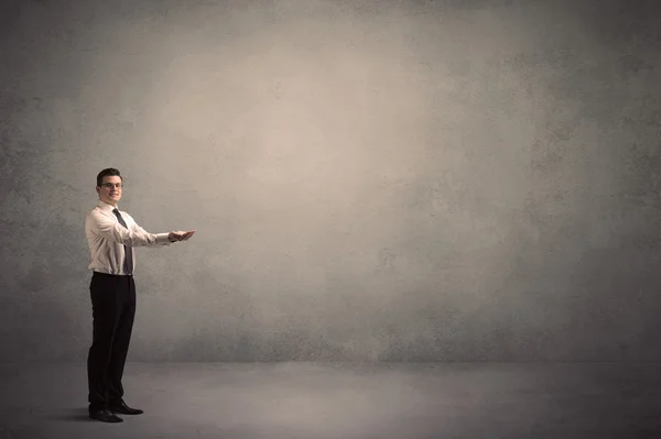 Homme d'affaires debout devant un mur blanc — Photo