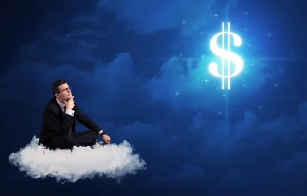 Muž sedí na obláčku sní o peníze — Stock fotografie