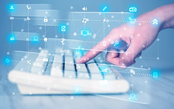 Handdrücken der Tastatur mit High-Tech-Mediensymbolen — Stockfoto