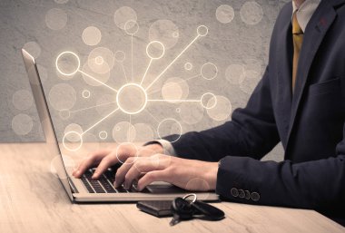 Dizüstü bilgisayarda yazan bilim işçisi