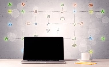 Bilgisayarlar ofis masasında ortam simgeleriyle