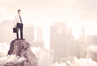 Tehlikeli cliff üzerinde emin iş adamı