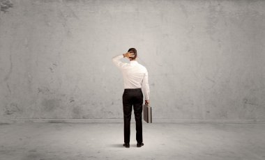 İş adamı boş kentsel alanda kayboldu