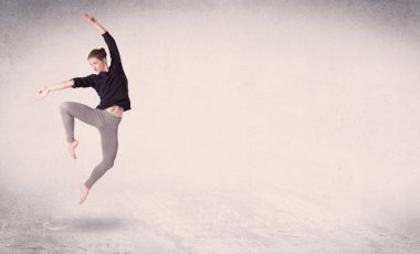 Modern balerin boş arka planla sanat atlayışı yapıyor.