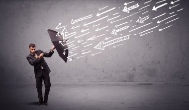 Şemsiyeli ve oklu bir iş adamı ona vuruyor.