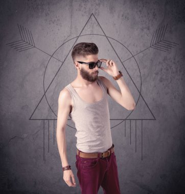 Sıradan komik erkek cep telefonu kullanıyor.