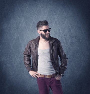 Zarif kıyafetler giymiş sakallı hippi.