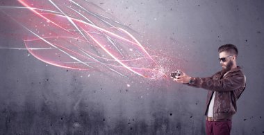 Kamera ve parlak çizgileri olan zarif bir hippi.