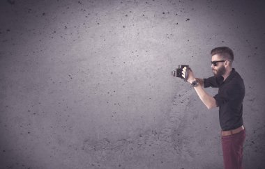 Klasik kamera ve sakallı hippi adam.