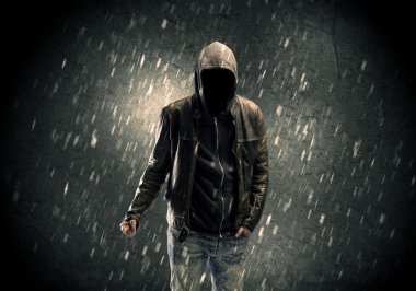 Bilinmeyen şüpheli karanlıkta duruyor.