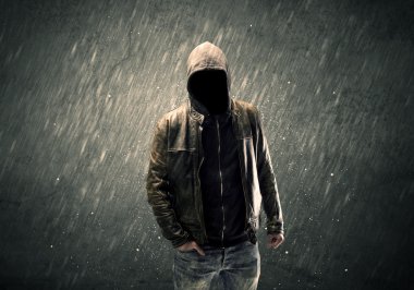 Kapüşonlu hayalet yüzlü adam