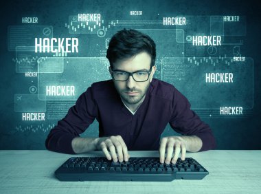 Klavye ve gözlüklü bir bilgisayar korsanı.