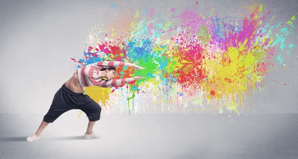 Молода барвиста вулична танцівниця зі сплеском фарби — стокове фото