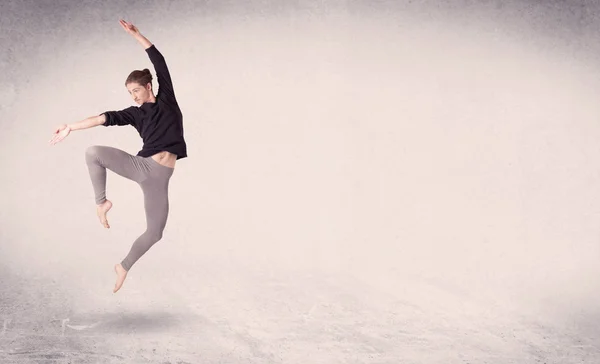Moderní baletní tanečnice provádějící umělecký skok s prázdným pozadím — Stock fotografie