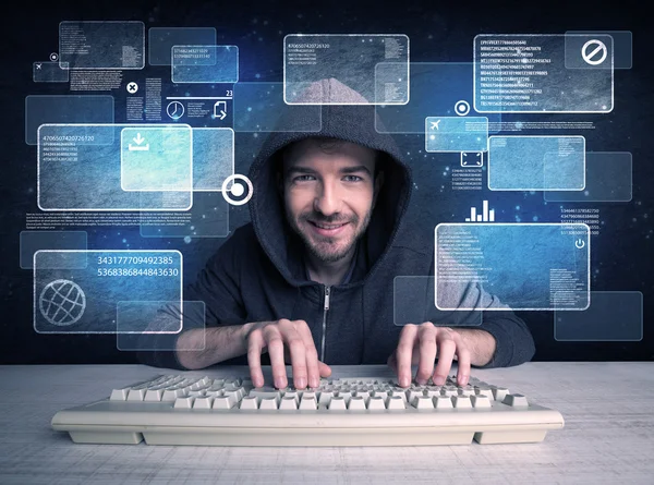 Nerd con occhiali siti web di hacking — Foto Stock