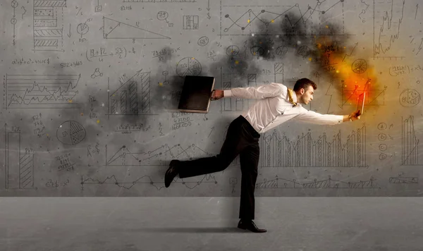 Correndo homem de negócios com laptop de incêndio — Fotografia de Stock