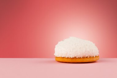 Lezzetli pasta boşaltmak ile renkli arka plan üzerinde